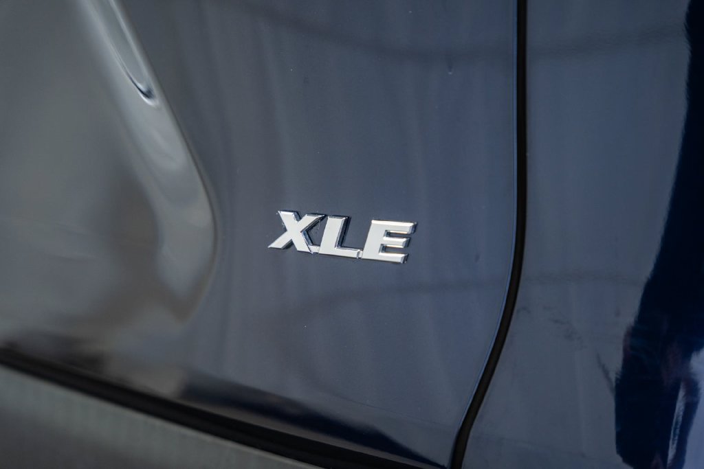 Used 2021 Toyota RAV4 XLE Premium FWD image 7