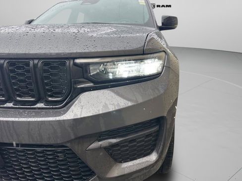 Used 2022 Jeep Grand Cherokee Altitude image 9