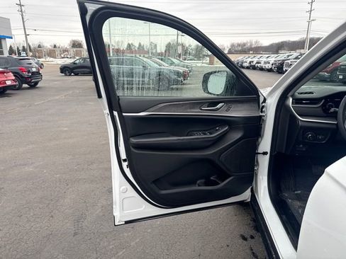 Used 2023 Jeep Grand Cherokee Limited w/ Luxury Tech Group II image 12