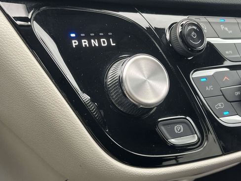 Used 2023 Chrysler Pacifica Touring-L FWD image 32