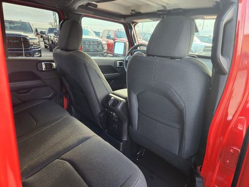 Used 2025 Jeep Wrangler Sahara image 17