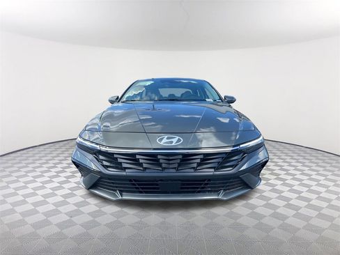 Used 2025 Hyundai Elantra Limited image 2