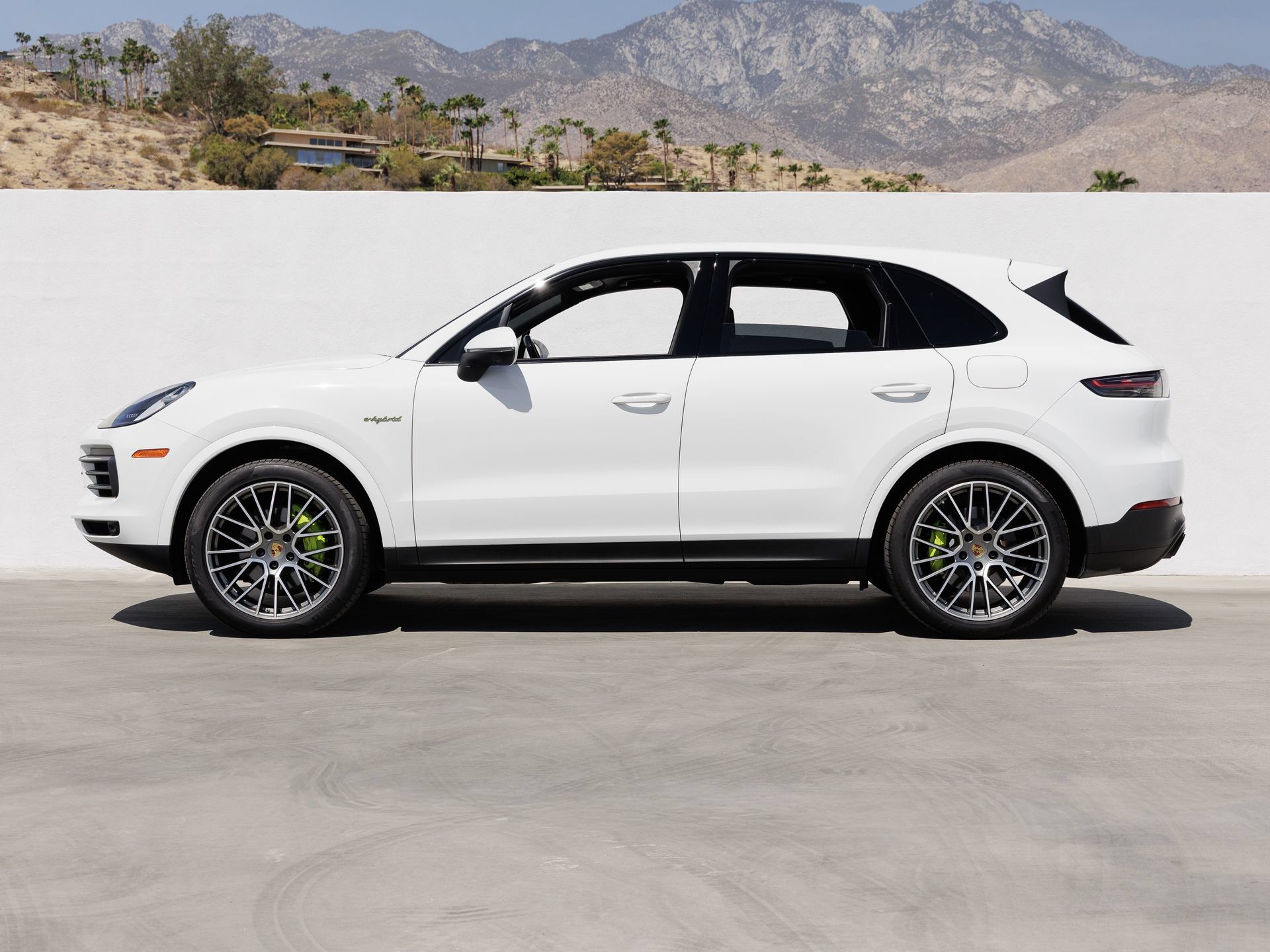 Certified 2023 Porsche Cayenne Platinum Edition AWD/4WD image 2