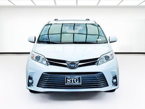 Used 2020 Toyota Sienna XLE image 2