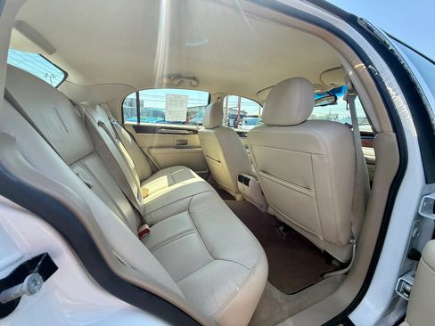 Used 2010 Lincoln Town Car Signature Limited RWD image 13