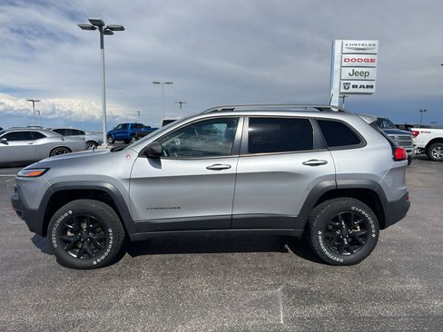 Used 2017 Jeep Cherokee Trailhawk w/ Cold Weather Group AWD/4WD image 8