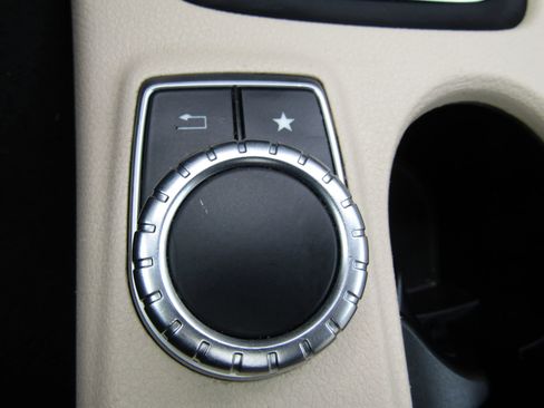 Used 2020 Mercedes-Benz GLA 250 4MATIC w/ Premium Package image 30