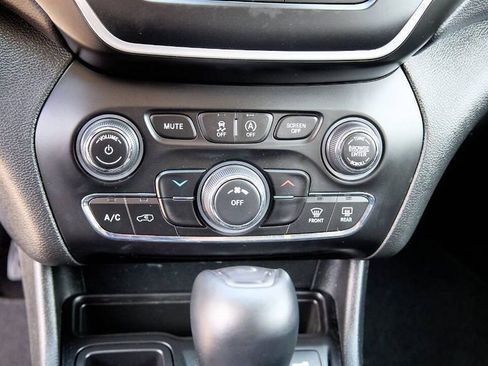 Used 2019 Jeep Cherokee Latitude Plus image 24