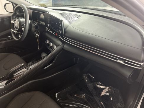Used 2025 Hyundai Elantra SE w/ Cargo Package FWD image 27