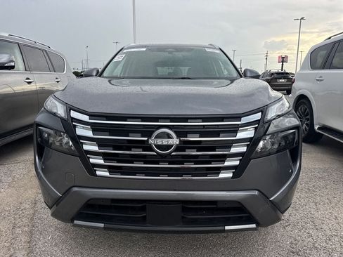 Used 2025 Nissan Rogue SL FWD image 2