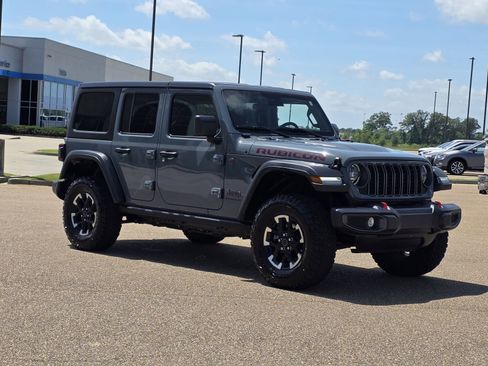 Used 2025 Jeep Wrangler Unlimited Rubicon AWD/4WD image 3
