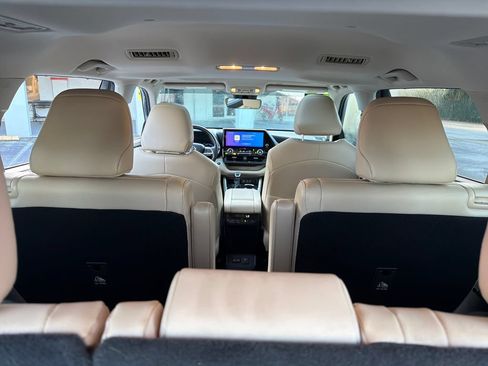 Used 2023 Toyota Highlander Limited FWD image 37