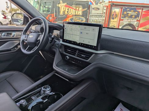 Used 2025 Ford Explorer Platinum w/ LUX Leather Package image 13