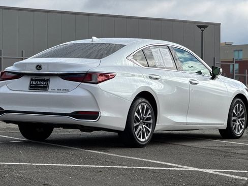 Used 2022 Lexus ES 250 w/ Accessory Package 2 image 3