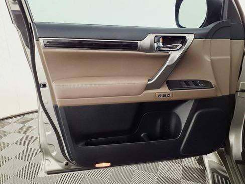 Used 2022 Lexus GX 460 Premium w/ Accessory Package AWD/4WD image 17