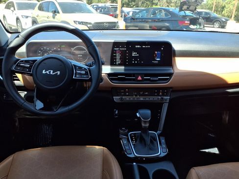 Used 2024 Kia Seltos EX FWD image 19