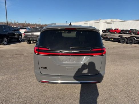 Used 2025 Chrysler Pacifica Select image 5