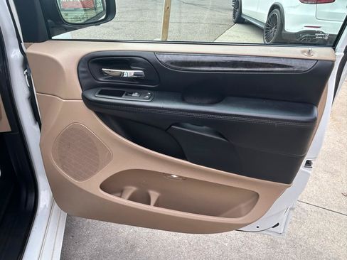 Used 2016 Dodge Grand Caravan SXT FWD image 15