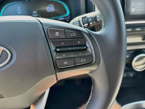 Certified 2025 Hyundai Venue SEL FWD image 32