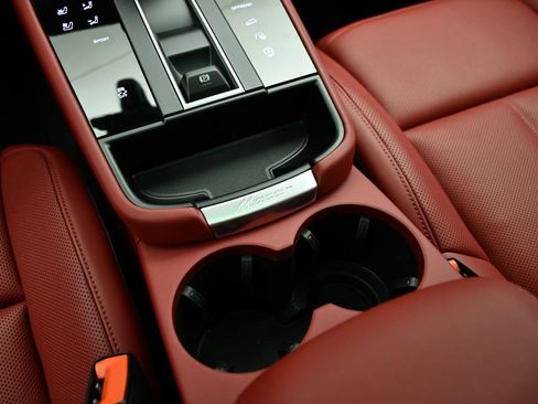 Certified 2026 Porsche Macan AWD/4WD image 34