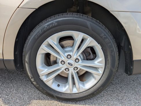 Used 2018 Ford Taurus SE image 12