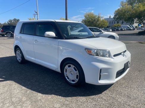 Used 2012 Scion xB FWD image 2