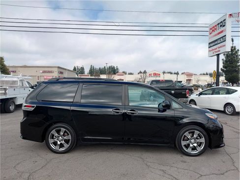 Used 2017 Toyota Sienna SE image 3