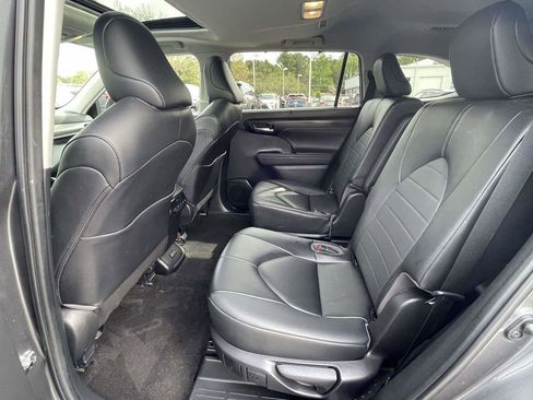 Used 2023 Toyota Highlander XLE FWD image 16