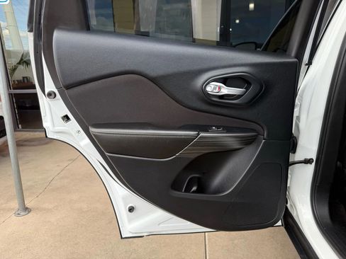 Used 2016 Jeep Cherokee Sport image 21