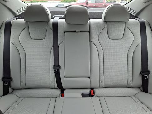 Certified 2025 Hyundai Elantra Limited FWD image 19