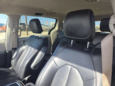 Used 2023 Chrysler Pacifica Touring-L FWD image 9