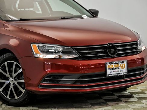 Used 2016 Volkswagen Jetta SE FWD image 2