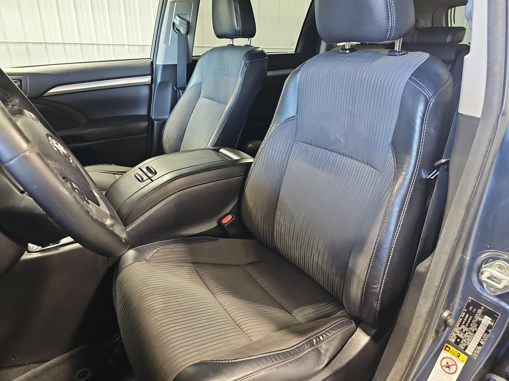 Used 2018 Toyota Highlander Plus w/ Carpet Mat Package (TMS) AWD/4WD image 16
