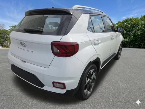 Used 2023 Hyundai Venue Limited FWD image 7