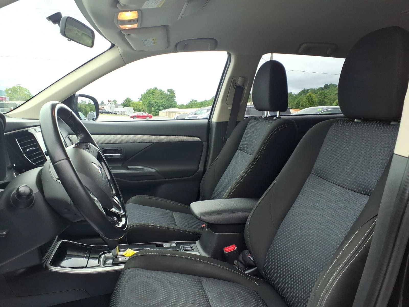 Used 2017 Mitsubishi Outlander SE AWD/4WD image 10