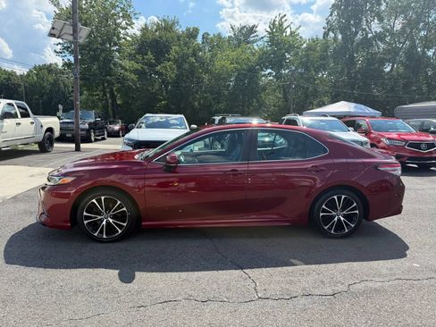 Used 2018 Toyota Camry SE w/ Moonroof Package FWD image 4
