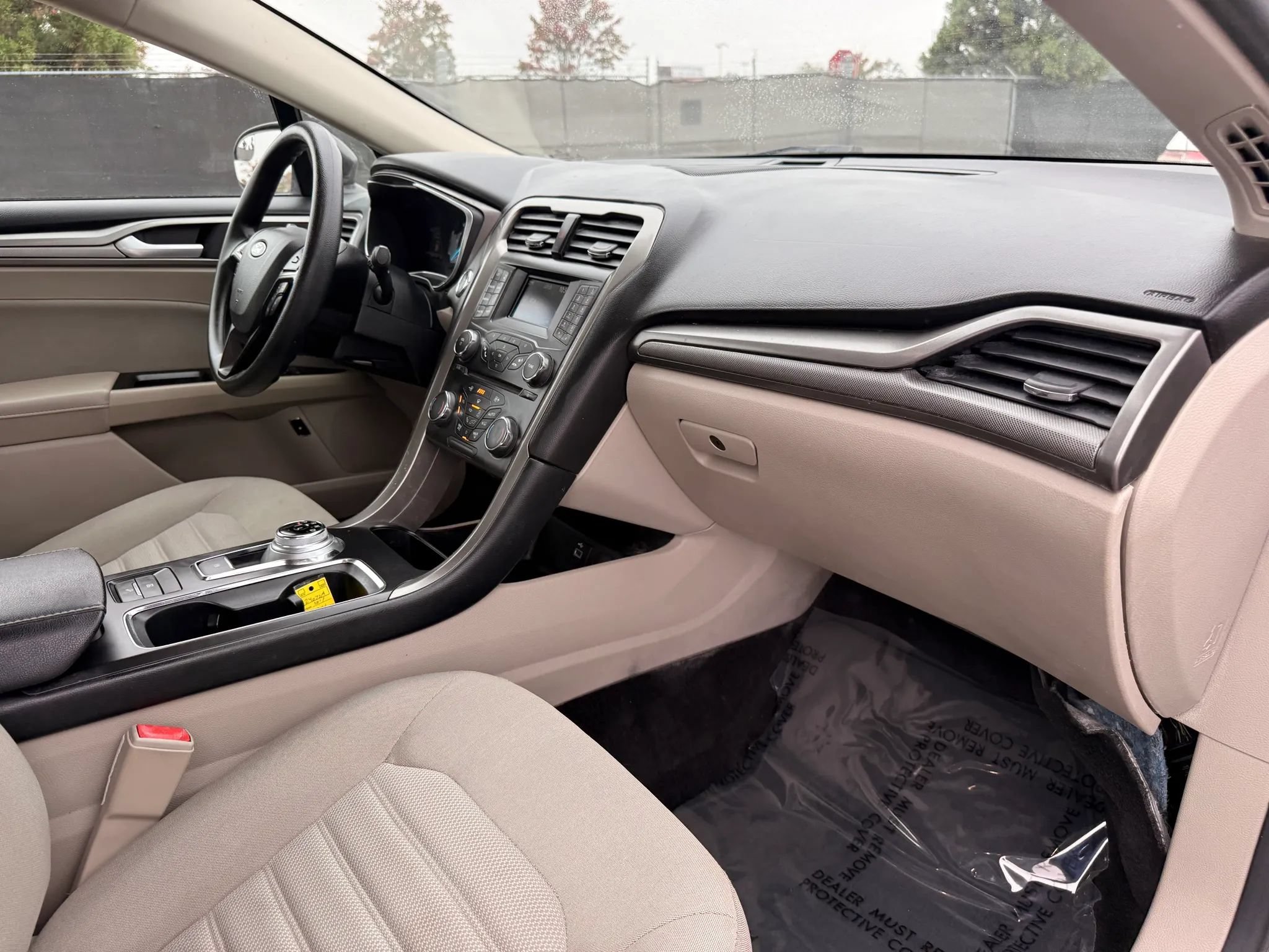 Used 2017 Ford Fusion SE FWD image 19