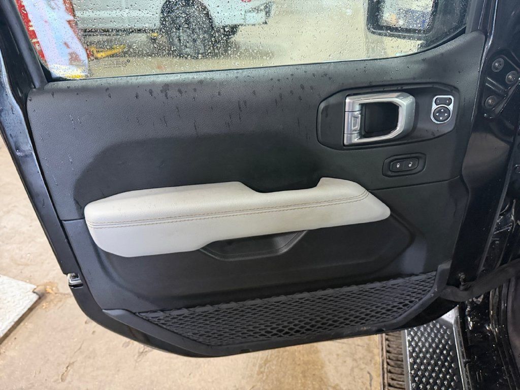 Used 2022 Jeep Wrangler Unlimited Sahara AWD/4WD image 28