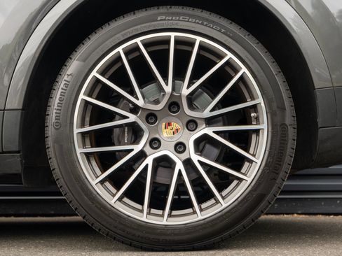 Certified 2023 Porsche Cayenne AWD/4WD image 13