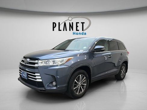Used 2018 Toyota Highlander XLE w/ Carpet Mat Package (TMS) AWD/4WD image 11