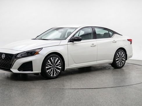 Used 2025 Nissan Altima 2.5 SV FWD image 3