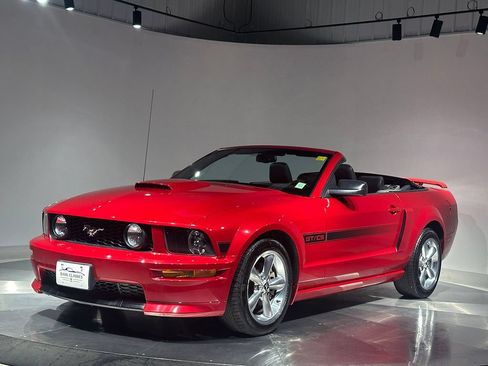 Used 2009 Ford Mustang GT RWD image 2