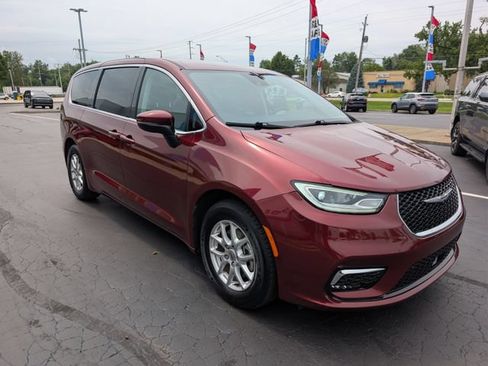 Used 2023 Chrysler Pacifica Touring-L FWD image 7