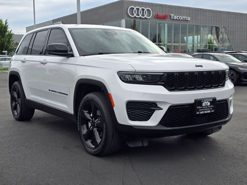 Used 2023 Jeep Grand Cherokee Altitude AWD/4WD image 7