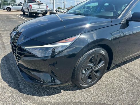 Used 2023 Hyundai Elantra SEL FWD image 12