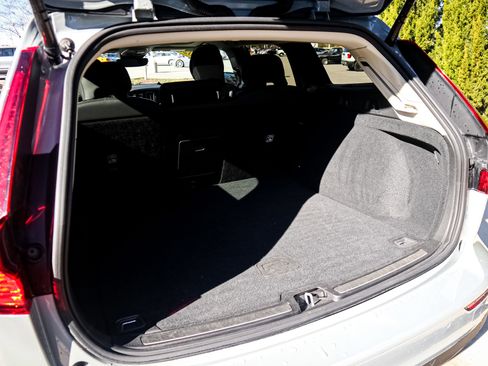 Used 2025 Volvo V60 B5 Cross Country Plus image 32