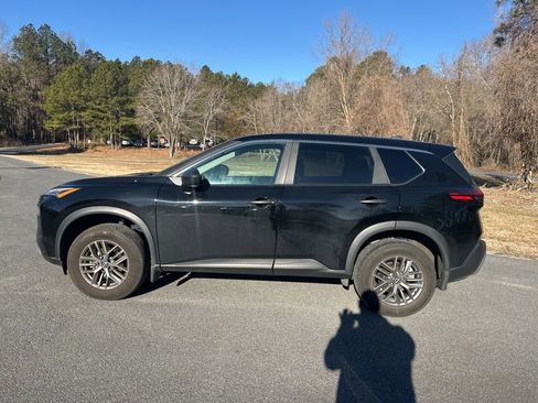 Used 2023 Nissan Rogue S image 2