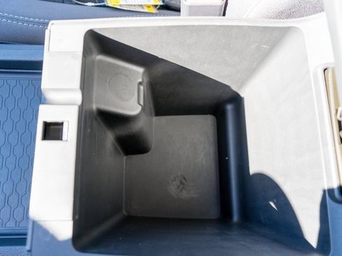 Certified 2025 Nissan Frontier SV image 33