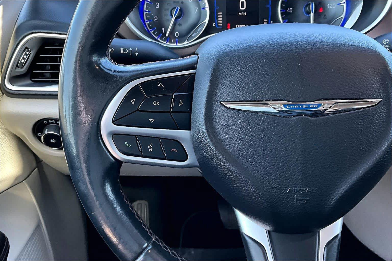 Used 2018 Chrysler Pacifica Touring-L FWD image 23