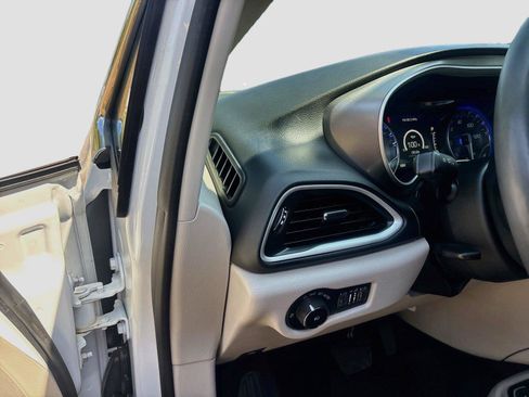 Used 2023 Chrysler Pacifica Touring-L FWD image 30